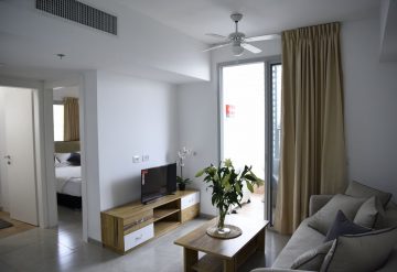 סלון מעוצב בדירת 2 חדרים בפרויקט אלמוגים