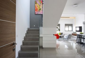 המדרגות בדירת דופלקס בפרויקט פנינת האומנים בקריית מוצקין